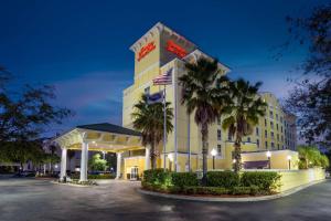 杰克逊维尔Hampton Inn & Suites Jacksonville Deerwood Park的一座酒店大楼前面有棕榈树