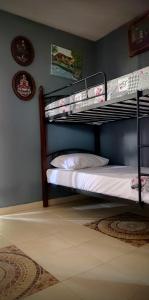 耶拉基尼Jenny's House的一间卧室配有两张双层床。