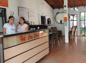 San Antonio del TáchiraHOTEL CASA COLONIAL的两名妇女在餐厅柜台站立