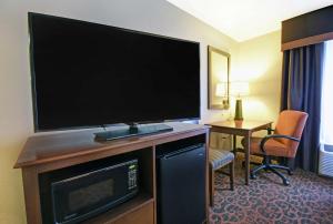 伯洛伊特汉普顿伯洛伊特酒店的酒店的客房内设有一台大屏幕平面电视