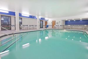 杰克逊杰克逊汉普顿酒店的大楼内一个蓝色的大型游泳池
