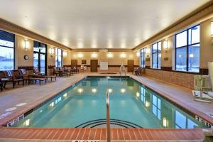 卡利斯佩尔汉普顿酒店卡利斯的一座配有桌椅的酒店游泳池