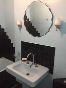 雷泽La petite maison et ses quatre vélos的浴室设有水槽和墙上的镜子
