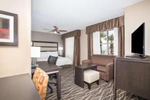 拉斯维加斯南拉斯维加斯希尔顿惠庭套房酒店的酒店客房设有一间带一张床和电视的卧室