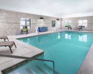 拉伯克拉伯克汉普顿套房酒店的大楼里一个蓝色的大泳池