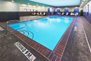 利柏提利贝拉尔汉普顿酒店的在酒店房间的一个大型游泳池