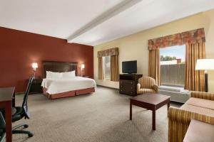 劳顿劳顿汉普顿客栈及套房酒店的配有一张床和一张书桌的酒店客房