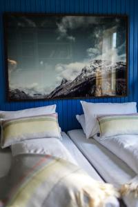 翁达尔斯内斯AAK酒店的卧室配有2个白色枕头和绘画
