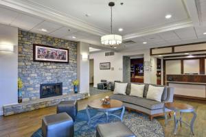 列克星敦Homewood Suites by Hilton Lexington Fayette Mall的带沙发和壁炉的客厅