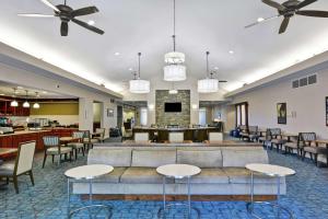 列克星敦Homewood Suites by Hilton Lexington Fayette Mall的大堂设有桌椅和沙发。