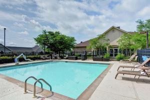 列克星敦Homewood Suites by Hilton Lexington Fayette Mall的一个带椅子和围栏的游泳池