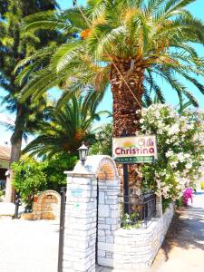 托隆Villa Christina的棕榈树和酒店标志