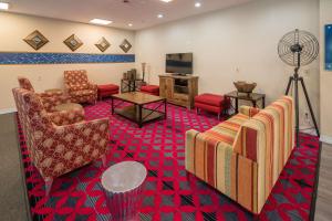 利弗莫尔利弗莫尔汉姆顿旅馆的一间设有椅子和电视的等候室