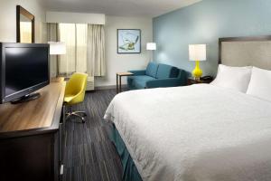 奥兰多奥兰多靠近环球大道/国际大道汉普顿酒店的配有一张床和一台平面电视的酒店客房