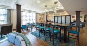 莱克兰莱克兰汉普顿酒店的一间带长桌和椅子的用餐室