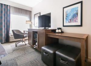 莱克兰莱克兰汉普顿酒店的酒店客房配有书桌、电视和椅子