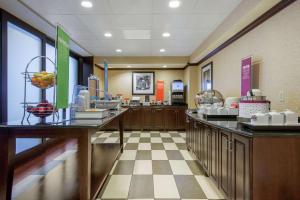 米德维尔米德维尔汉普顿酒店的大型厨房设有自助餐厅。