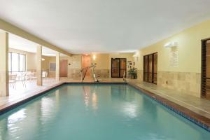 曼斯费尔德南曼斯菲尔德汉普顿酒店及套房@ I 71的大楼内的大型游泳池