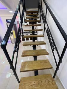 圣地亚哥洛斯卡巴Alojamiento paulino的一套带木架的楼梯