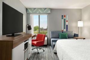 蓝溪市堪萨斯城蓝泉希尔顿恒庭酒店的配有一张床和一台平面电视的酒店客房