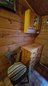 乌斯特卡Przystań wodnica的木制房间,配有椅子和木柜