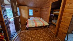 乌斯特卡Przystań wodnica的小木屋内一间卧室,配有一张床
