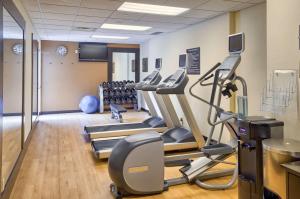 莫比尔摩拜尔希尔顿惠庭套房酒店的一间健身房,里面设有跑步机和椭圆机