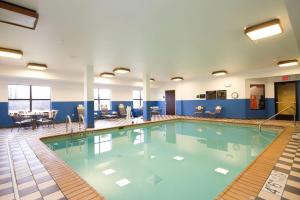 马歇尔马歇尔汉普顿旅馆的在酒店房间的一个大型游泳池