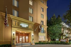 新奥尔良新奥尔良/圣查尔斯大道汉普顿酒店的汉普顿旅馆套房入口的 ⁇ 染