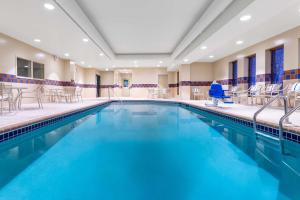 布卢明顿明尼阿波利斯圣保罗机场 - 美国购物中心汉普顿酒店及套房的一个带桌椅的大型游泳池