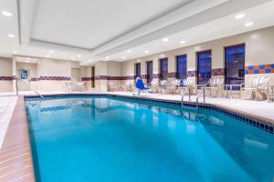 布卢明顿明尼阿波利斯圣保罗机场 - 美国购物中心汉普顿酒店及套房的一座配有桌椅的酒店游泳池