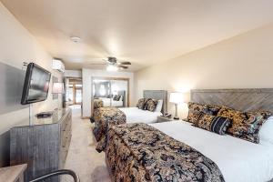 范尔Lion Square Lodge East 103的酒店客房设有两张床和一台平面电视。