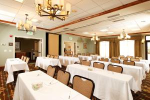 蒙特罗斯蒙特罗斯汉普顿酒店的宴会厅配有白色的桌椅