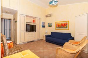 阿尔扎凯纳trilocale con piscina的客厅配有蓝色的沙发和电视