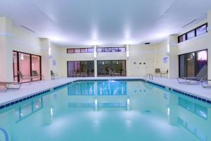 默特尔比奇哈伯盖特汉普顿酒店的大楼内的一个蓝色海水游泳池