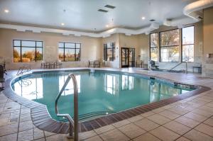 楠帕爱达荷中心南帕套房汉普顿酒店的大楼里一个蓝色的大泳池