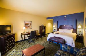 纳奇兹汉普顿酒店加纳切兹套房的配有一张床和一台平面电视的酒店客房