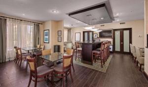 尼斯维尔尼斯维尔埃尔金空军基地汉普顿酒店的一间带桌椅的客厅和一间用餐室