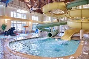 北康威北康威汉普顿酒店的一个带水滑梯的大型室内游泳池