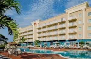 大洋城海洋城汉普顿套房酒店 的一座带游泳池的酒店和一座度假村