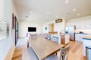 普雷斯科特山谷Desert Oasis的厨房以及带桌椅的起居室。
