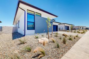 普雷斯科特山谷Desert Oasis的蓝色和白色的房子