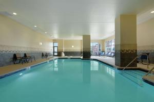 俄克拉何马城Homewood Suites by Hilton Oklahoma City-Bricktown的大楼里一个蓝色的大泳池