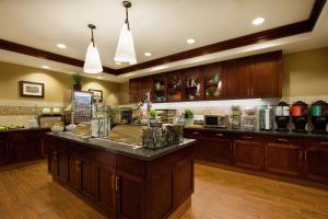 俄克拉何马城Homewood Suites by Hilton Oklahoma City-Bricktown的一个带木制橱柜和台面的大厨房