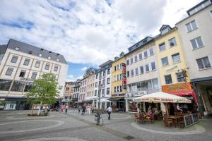 科布伦茨Altstadtjuwel mit Loft Charme - Netflix的一条城市街道,有建筑和人走在周围