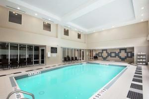 巴里希尔顿巴里汉普顿酒店及套房的大型建筑中的大型游泳池,设有大型天花板