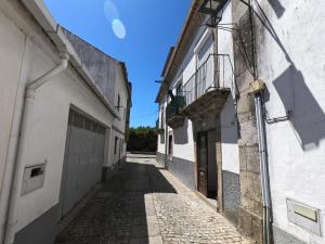 卡米尼亚Albergue Santiago de Caminha的蓝色天空的老城区的小巷