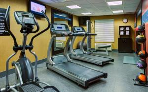 彭德尔顿彭德尔顿汉普顿酒店的一间健身房,里面配有两台跑步机