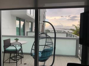 迈阿密Luxury Oceanview Studio at Miami Design District的阳台配有藤椅和桌子