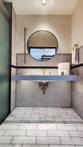 拉巴斯Met Hotel的一间带水槽和镜子的浴室